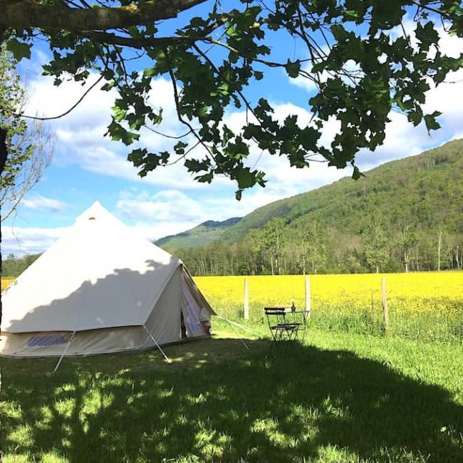 exemple de glamping dans les Pyrénées avec l'extérieur d'une tente double XL
