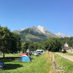 emplacements de camping spacieux et calme pour tentes et vans avec vue sur la montagne